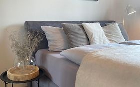 CROWN LIVING Design Apartment - 2 Schlafzimmer - Küche - gratis Parkplatz - Abstellraum für Fahrräder/Ski